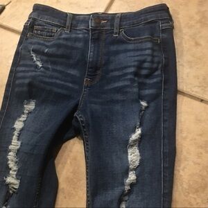 🔥Brand new Hollister jeans distressed cute!🔥